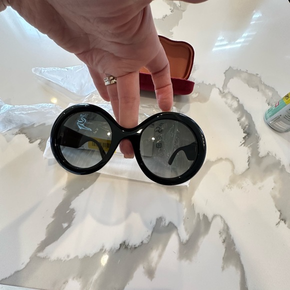 GUCCI SUNGLASSES glitter on temples. - Picture 8 of 13